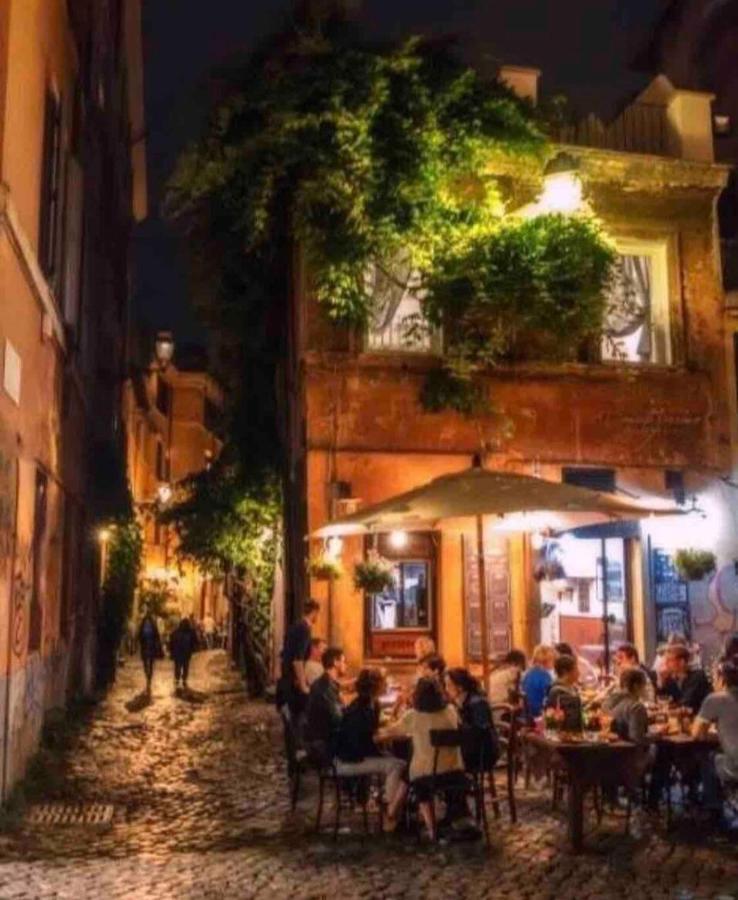 Intimo Ed Eclettico A Trastevere Lejlighed